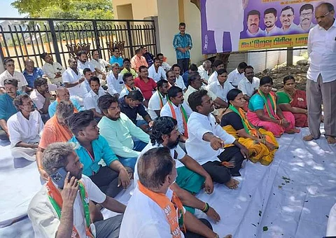 விழுப்புரம் எல்லீஸ் சத்திரம் சாலையில் உள்ள பாஜக மாவட்ட அலுவலகம் முன்பு தர்னாவில் ஈடுபட்டுள்ள பாஜகவினர்.