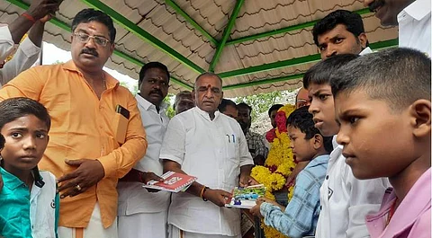 தஞ்சாவூர் அருகே துலுக்கம்பட்டியில் ஏழை மாணவர்களுக்கு கல்வி உபகரணங்களை வழங்கிய முன்னாள் மத்திய அமைச்சர் பொன். ராதாகிருஷ்ணன்.