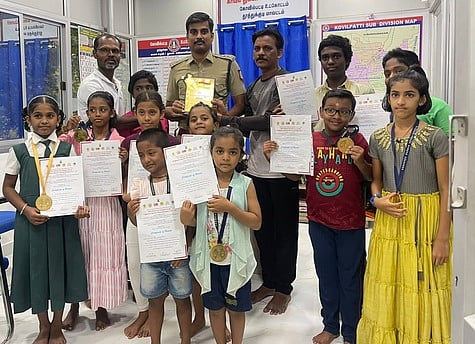 யோகா போட்டிகளில் வென்றோருடன் காவல் துணைக் கண்காணிப்பாளா் வெங்கடேஷ்.