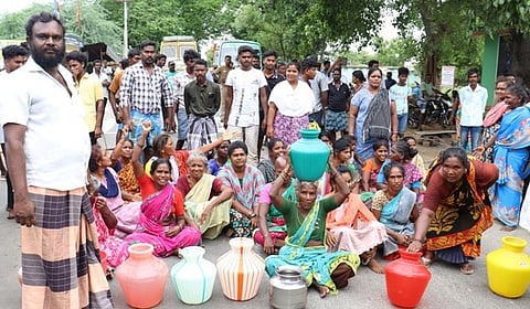 திருத்தணி - சோளிங்கா் சாலையில் மறியலில் ஈடுபட்ட கிராம மக்கள்.