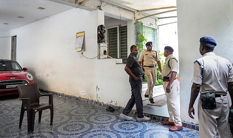 பொன்முடி வீட்டுக்கு இந்தியன் வங்கி நகை மதிப்பீட்டாளர்கள் வருகை