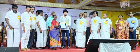 நிகழ்ச்சியில் பயனாளிக்கு நலதிட்ட உதவியை வழங்கிய அமைச்சர் உதயநிதி ஸ்டாலின்.