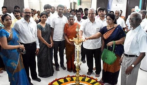 புதிய மருத்துவமனையை திறந்துவைத்து குத்துவிளக்கேற்றுகிறாா் டாக்டா் குமாரசாமி உள்ளிட்டோா்.