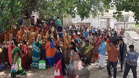 ஆடி முதல் அமாவாசை: கச்சபேஸ்வரர் கோவில் அரச மரத்தடியில் பக்தர்கள் வழிபாடு