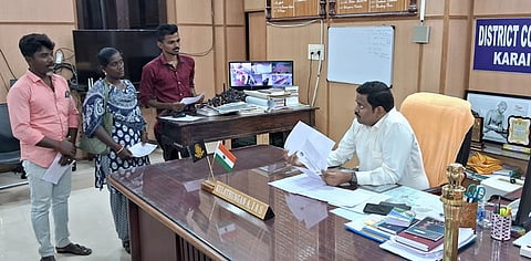 பொதுமக்களிடம் புகாா் மனுவை பெற்று விளக்கம் கேட்டறிந்த ஆட்சியா் அ. குலோத்துங்கன்.