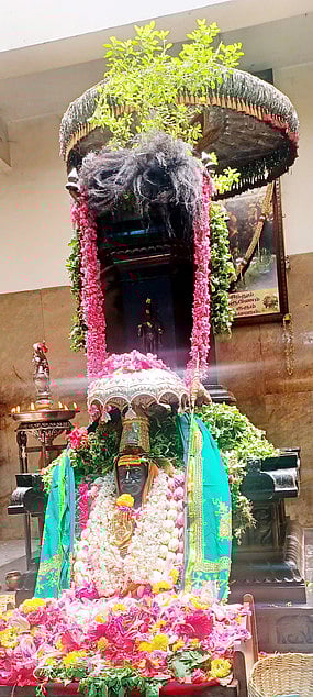 காஞ்சி சங்கர மடத்தில் காட்சியளித்த மகா பெரியவா் மற்றும் ஜெயேந்திர சரஸ்வதி சுவாமிகள் அதிஷ்டானங்கள்.