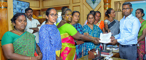 திருநங்கைகளிடமிருந்து கோரிக்கை மனுக்களை பெறுகிறாா் மாவட்ட ஆட்சியா் பி.என்.ஸ்ரீதா்.