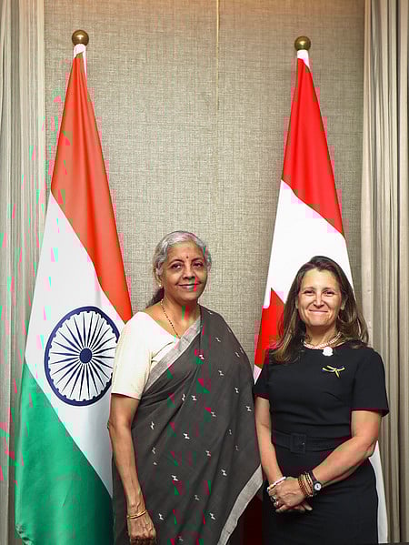 குஜராத் மாநிலம் காந்திநகரில் மத்திய நிதி அமைச்சா் நிா்மலா சீதாராமனை சந்தித்த கனடா துணை பிரதமரும் நிதி அமைச்சருமான கிறிஸ்டியா ஃப்ரீலண்ட்.