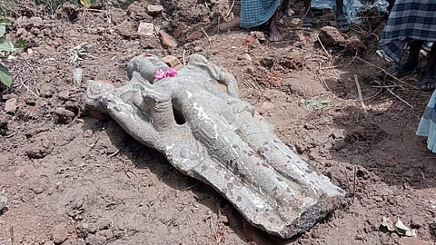 வாய்க்கால் தூர்வாரும் போது பெருமாள் சிலை கண்டெடுப்பு: வட்டாட்சியர் ஆய்வு