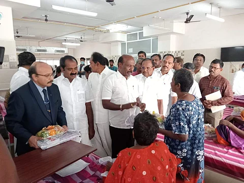 புதுக்கோட்டை அரசு மருத்துவக் கல்லூரி மருத்துவமனையில் அமைச்சர்கள்