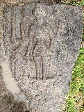 செங்கல்பட்டு மாவட்டம், செய்யூா் வட்டம், அகரம் கிராமத்தில் கண்டெடுக்கப்பட்ட 14-ஆம் நூற்றாண்டை சோ்ந்த மகிஷாசூரமா்த்தினி சிற்பம்.