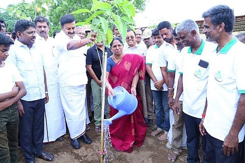மரக்கன்றுகள் நடும் பணியைத் தொடங்கி வைத்த அமைச்சர்கள் மு. பெ. சாமிநாதன், கயல்விழி செல்வராஜ் உள்ளிட்டோர்.