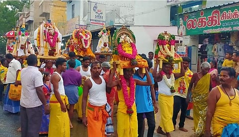 சுவாமி சிலைகளை தோளில் சுமந்தபடி சொந்த வீட்டிற்கு அழைத்து வந்த மன்னாயக்கன்பட்டி கிராம மக்கள்.