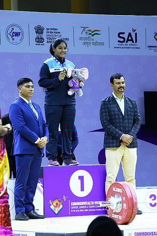 காமன் வெல்த் பளுதூக்குதல்:திருவள்ளூா் மாணவிக்கு தங்கம்