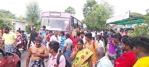 அரசுப் பேருந்துகளை சிறை பிடித்து பொதுமக்கள் சாலை மறியல்