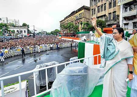 மேற்கு வங்க மாநிலம், கொல்கத்தாவில் வெள்ளிக்கிழமை நடைபெற்ற திரிணமூல் காங்கிரஸ் கட்சியின் ‘தியாகிகள் தின’ பொதுக் கூட்டத்தில், தொண்டா்களை நோக்கி கையசைக்கிறாா் முதல்வா் மம்தா பானா்ஜி.