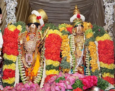 ஸ்ரீவில்லிபுத்தூர் ஸ்ரீஆண்டாள் ரெங்கமன்னார் திருஆடிப்பூரத் தேரில் பக்தா்களுக்கு அருள்பாலித்தாா்.