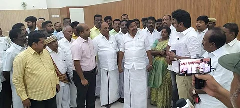 தஞ்சாவூர் புதிய பேருந்து நிலையம் அருகே கட்டப்பட்டுள்ள மாநாட்டு அரங்கத்தை ஞாயிற்றுக்கிழமை பார்வையிட்ட அமைச்சர் கே.என். நேரு.