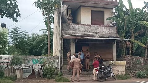 விழுப்புரம் மாவட்டம், விக்கிரவாண்டி வட்டம், தொரவி , பிரதானச் சாலையில் உள்ள ஒருவரது வீட்டில்  ஞாயிற்றுக்கிழமை சோதனை நடத்திய தேசிய புலனாய்வு முகமை அதிகாரிகள் .