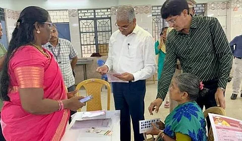 மகளிர் உரிமைத்தொகை திட்ட விண்ணப்பங்கள் பதிவு செய்யும் முகாமில் தலைமைச் செயலர் சிவ் தாஸ் மீனா