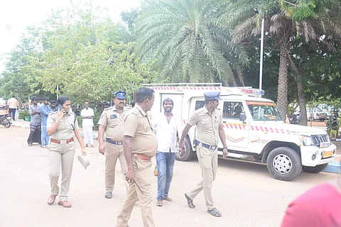 தஞ்சாவூர் மாவட்ட ஆட்சியரக வளாகத்தில் மண்ணெண்ணெய் ஊற்றிக் கொண்ட கூலித் தொழிலாளியை மீட்ட காவல் துறையினர்.