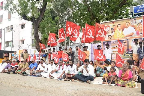 திருச்சி மாவட்ட ஆட்சியரகம் முன்பு குடும்பத்துடன் காத்திருப்பு போராட்டம்!