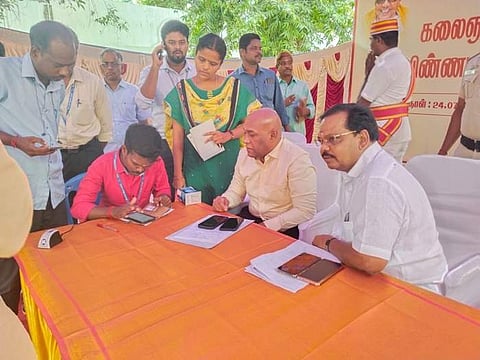 விழுப்புரம் நகராட்சி அலுவலகத்தில் நடைபெற்ற இந்நிகழ்ச்சியில் முகாமை மாவட்ட ஆட்சியர் சி.பழனி திங்கள்கிழமை தொடக்கி வைத்து பார்வையிட்டார்.