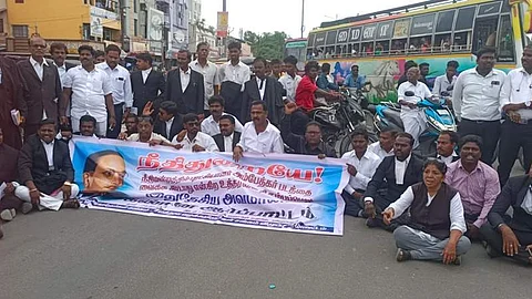விழுப்புரத்தில் திங்கள்கிழமை சாலை மறியலில் ஈடுபட்ட வழக்குரைஞர்கள்