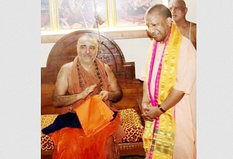 விஜயேந்திரரிடம் ஆசிபெறும் யோகி ஆதித்யநாத்