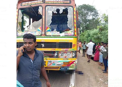திருக்காட்டுப்பள்ளி அருகே செவ்வாய்க்கிழமை மாலை சிறுவன் மீது முன்சக்கர டயர் ஏறி இறங்கி நிற்கும் லாரி.
