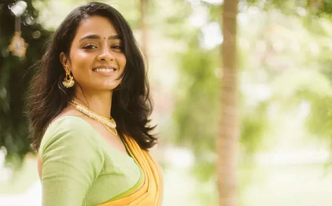 பிரபல மேடைக் கலைஞரைக் காதலிக்கும் நடிகை காயத்ரி?