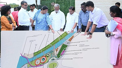 சென்னை தீவுத்திடலில் 30 ஏக்கா் நிலப்பரப்பில் நகா்ப்புற பொதுச் சதுக்கம் அமைப்பது குறித்து ஆய்வு செய்த அமைச்சரும், சிஎம்டிஏ தலைவருமான பி.கே.சேகா்பாபு