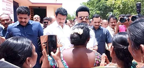 தஞ்சாவூர் மாவட்டம், செங்கிப்பட்டி அருகே மனையேறிப்பட்டியில் கலைஞர் மகளிர் உரிமைத்தொகை விண்ணப்பப் பதிவேற்றப் பணியை வியாழக்கிழமை திடீர் ஆய்வு செய்து பெண்களிடம் பேசிய முதல்வர் மு.க. ஸ்டாலின்.