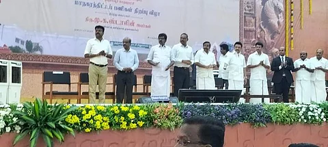 தஞ்சாவூரில் புதிதாகக் கட்டப்பட்ட கட்டடங்களைப் பொத்தானை அழுத்தி திறந்து வைத்த தமிழக முதல்வர் மு.க. ஸ்டாலின்.