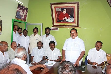 அதிமுக மாவட்ட நிா்வாகிகள் ஆலோசனைக் கூட்டம்