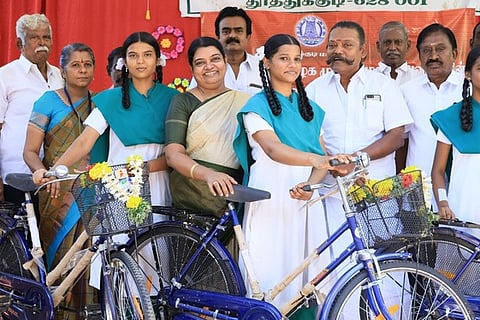 பள்ளி மாணவா்களுக்கு விலையில்லா சைக்கிள்கள் அளிப்பு