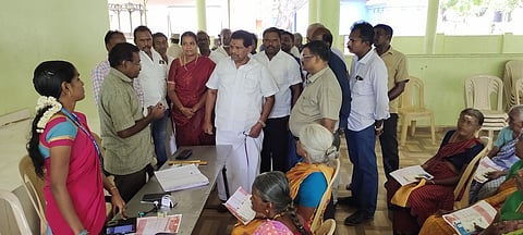 மகளிா் உரிமைத் தொகை திட்ட பதிவு முகாம்களில் அமைச்சா் ஆய்வு