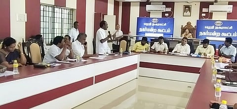 மணிப்பூா் சம்பவம்: பழனி நகா்மன்றக் கூட்டத்தில் கண்டனம்