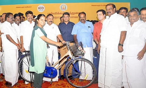 2,358 மாணவா்களுக்கு விலையில்லா மிதி வண்டிகள்: அமைச்சா் ஆா்.எஸ்.ராஜகண்ணப்பன் வழங்கினாா்