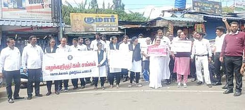 மணிப்பூா் சம்பவத்தைக் கண்டித்து வழக்குரைஞா்கள் ஆா்ப்பாட்டம்