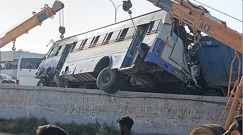 வண்டலூர் வாலாஜாபாத் சாலையில் உள்ள மேம்பாலம் அருகே அரசு பேருந்து மீது டாரஸ் லாரி வேகமாக மோதியதில் மேம்பாலத்தின் பக்கவாட்டில் அந்தரத்தில் தொங்கும் அரசு பேருந்து