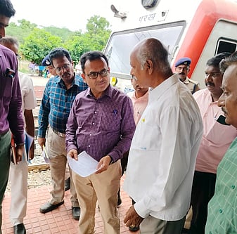 வாலாஜா ரோடு ரயில் நிலையத்தில் சென்னை கோட்ட ரயில்வே மேலாளா் ஆய்வு