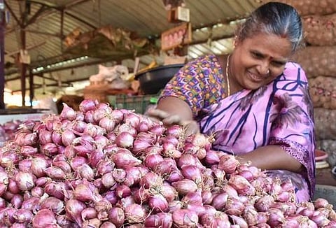 வரத்து அதிகரிப்பு: ஈரோடு சந்தையில் காய்கறிகள் விலை சரிவு