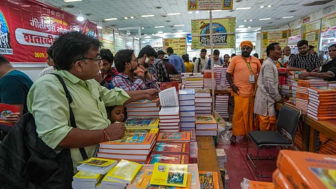 2023ல் ஜூலை 29 முதல் ஆகஸ்ட் 2 வரை புதுதில்லியில் உள்ள பிரகதி மைதானத்தில் நடைபெறும் 27வது புதுதில்லி புத்தகக் கண்காட்சியை ஆர்வத்துடன் பார்வையிட வந்த பொதுமக்கள்.
