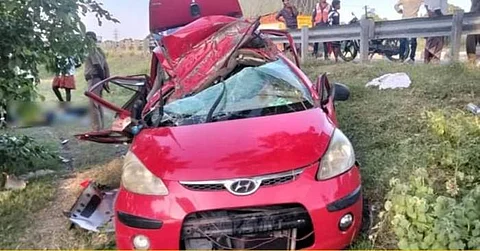 தேசிய நெடுஞ்சாலையின் சாலை தடுப்பில் மோதி விபத்துக்குள்ளான கார் 