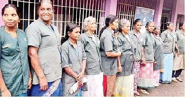 லாட்டரியில் ரூ.10 கோடி பரிசு பெற்ற பெண் தொழிலாளர்கள்.