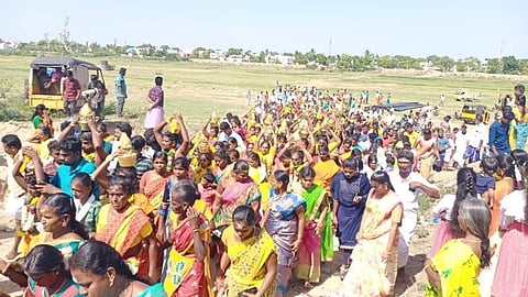 வைகை ஆற்றில் இருந்து முத்துமாரியம்மன் கோயிலுக்கு பால்குடம் சுமந்து வந்த பக்தர்கள்.