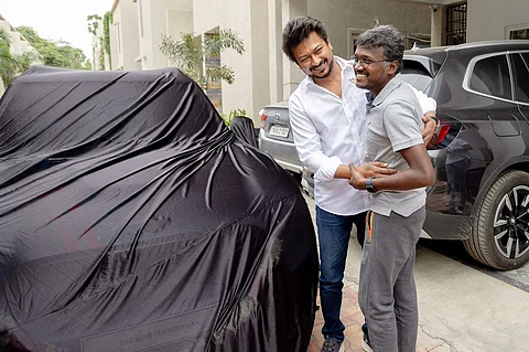 மாமன்னன் திரைப்படம் மிகப்பெரிய வெற்றியைப் பெற்ற நிலையில் ரெட் ஜெயின்ட் நிறுவனம் இயக்குநர் மாரி செல்வராஜிற்கு மினி கூப்பர் காரை பரிசாக வழங்கியுள்ளது.