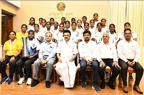 முதல்வரிடம் வாழ்த்து பெற்ற தமிழக அணி வீராங்கனைகள்