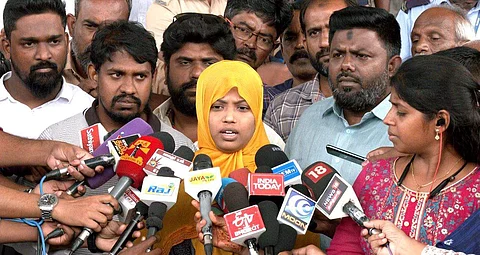 கை அகற்றப்பட்ட குழந்தையின் தாய்